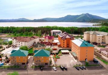 Фото номера Улучшенные апартаменты с сауной Отель Green Which Tourist Borovoye г. Боровое 3